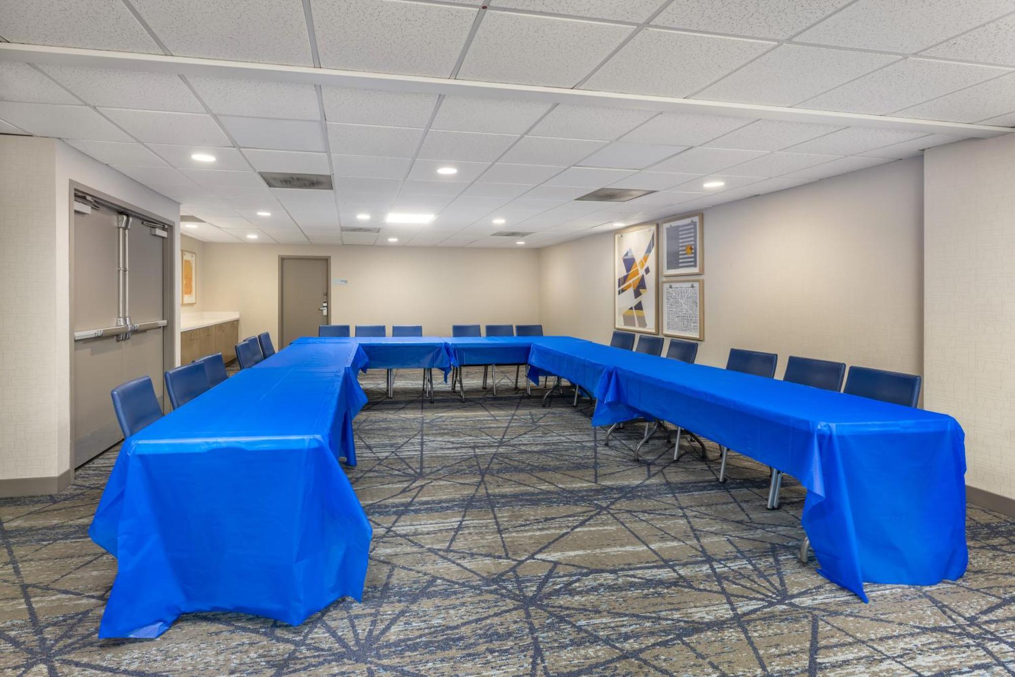 Holiday Inn Express Crestwood By Ihg Exterior photo