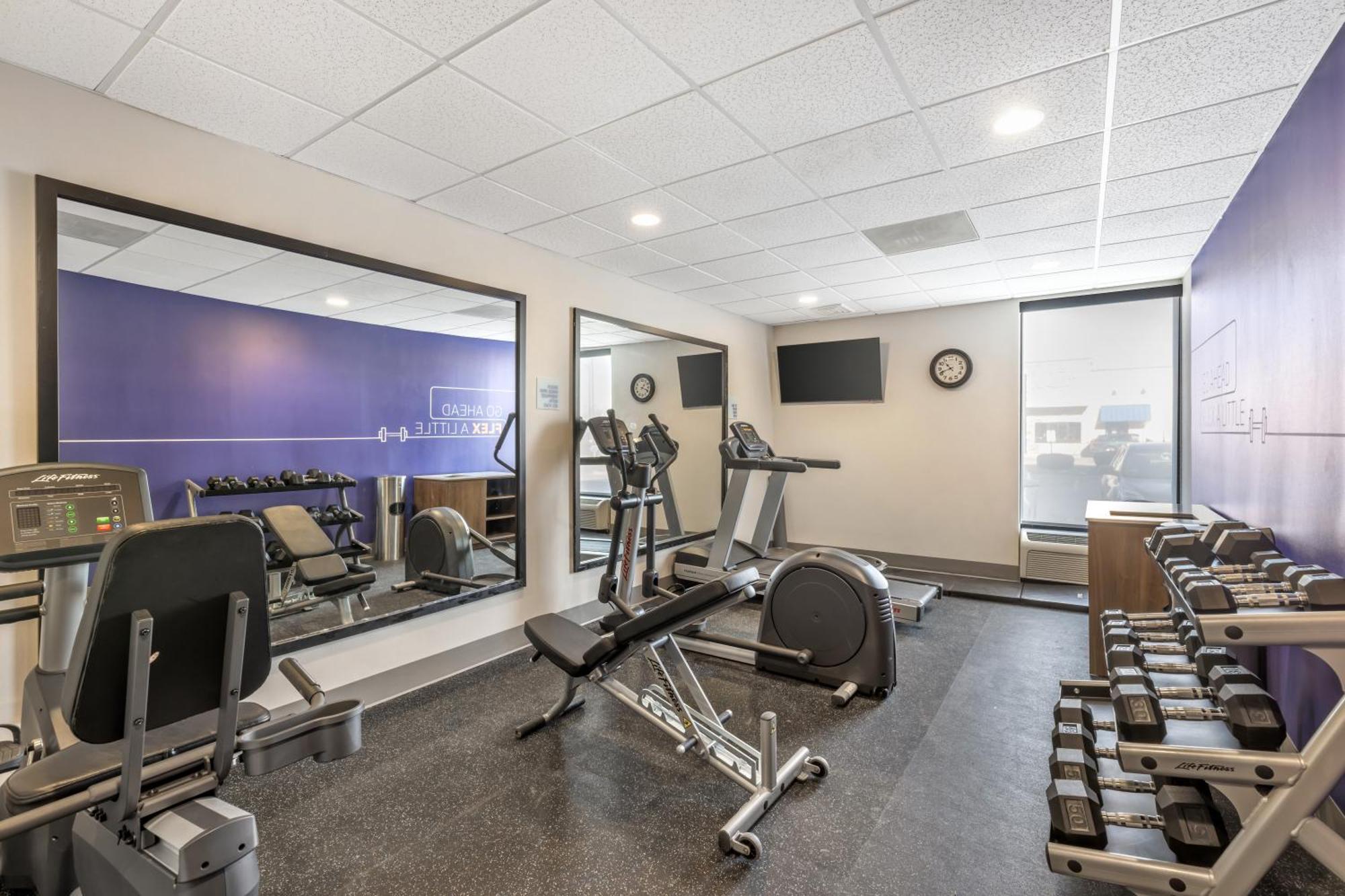 Holiday Inn Express Crestwood By Ihg Exterior photo