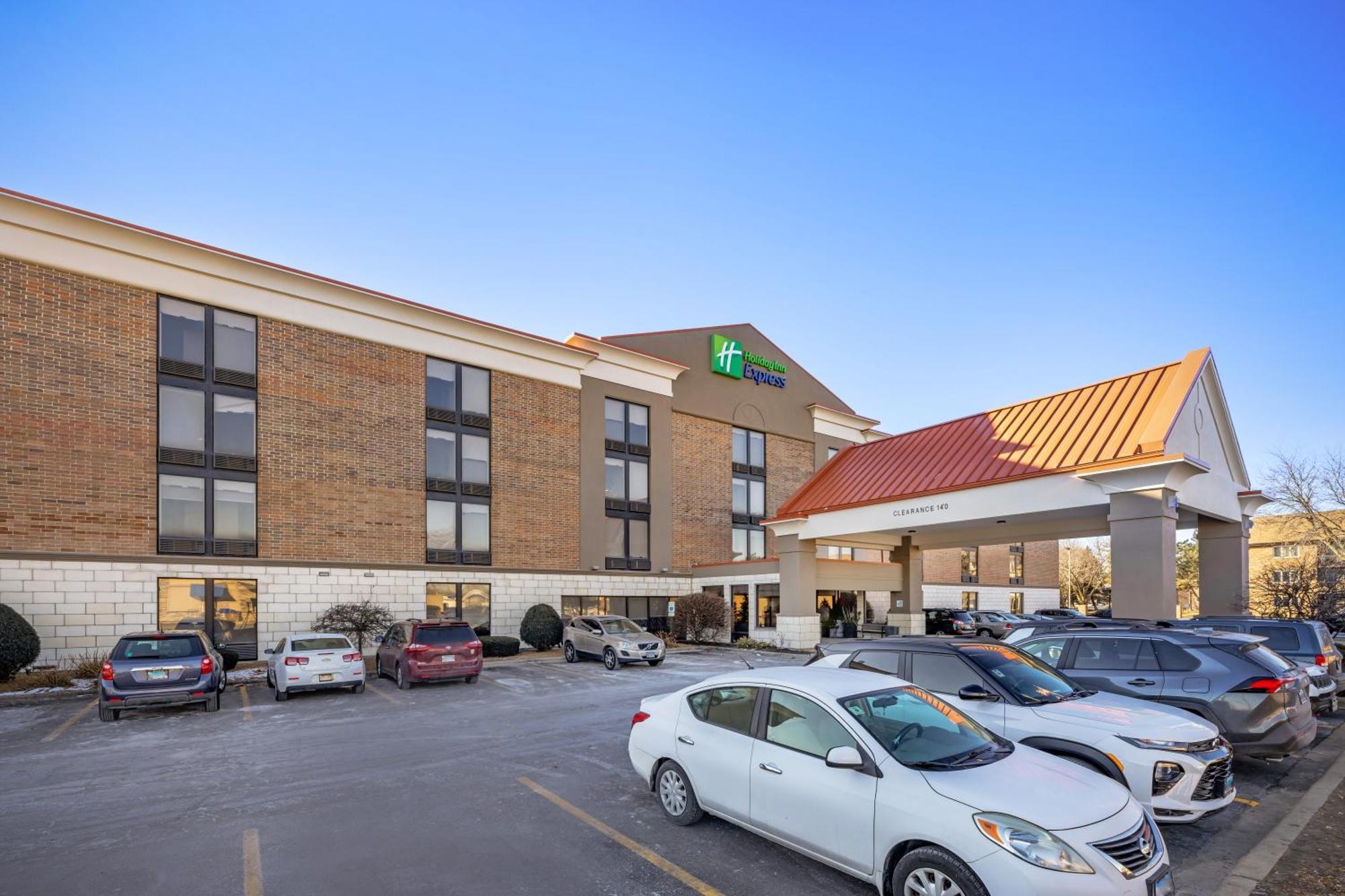 Holiday Inn Express Crestwood By Ihg Exterior photo